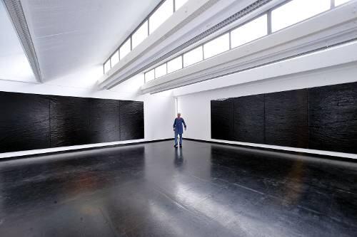 Schwarze Wasserschlachten, zentnerschwer: Der Nürnberger Maler Werner Knaupp zwischen seinen neuen Bild-Kolossen. Ab Sonntag in der Galerie Defet.