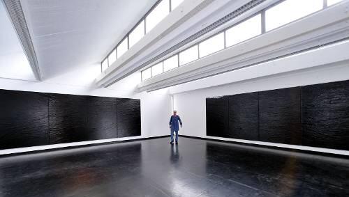 Schwarze Wasserschlachten, zentnerschwer: Der Nürnberger Maler Werner Knaupp zwischen seinen neuen Bild-Kolossen. Ab Sonntag in der Galerie Defet. Schwarze Wasserschlachten, zentnerschwer: Der Nürnberger Maler Werner Knaupp zwischen seinen neuen Bild-Kolossen. Ab Sonntag in der Galerie Defet.