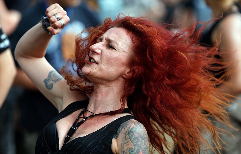 Schlammcatchen zum Abschluss: Am frühen Sonntagmorgen
dröhnten die letzten Töne des 24. Wacken Open Air (W:O:A) über das
knapp 220 Hektar großen Festivalgelände. Höhepunkt zum Abschluss war der Auftritt von Schockrocker Alice Cooper. Die Bilder vom letzten Tag!