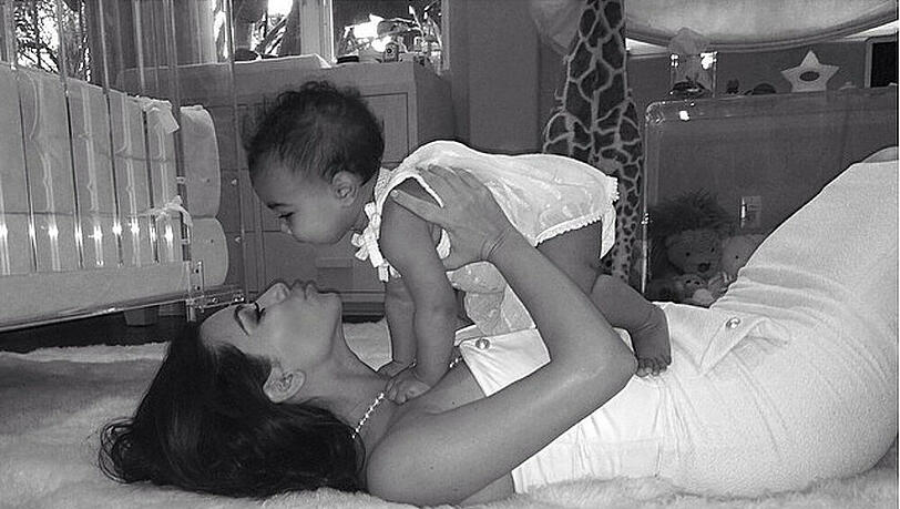 Zum Muttertag gibt's von Mama Kim Kardashian ein Küsschen für Baby North Zum Muttertag gibt's von Mama Kim Kardashian ein Küsschen für Baby North