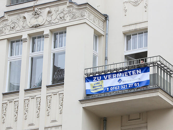 "Zu vermieten" steht auf einem Transparent, das im Stadtteil Schöneberg in Berlin an dem Balkon eines Hauses hängt. (Symbolbild)
