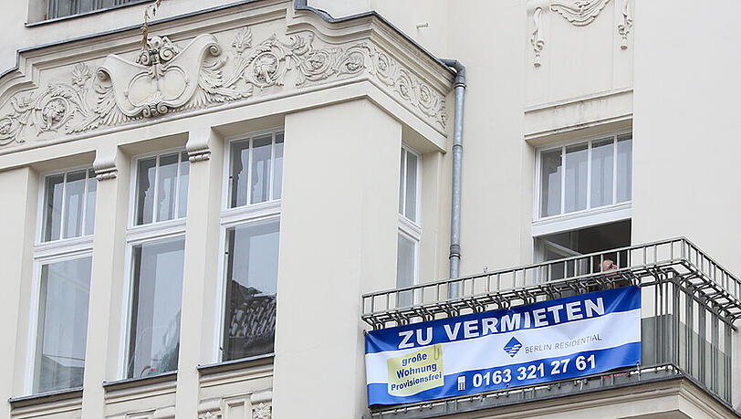 "Zu vermieten" steht auf einem Transparent, das im Stadtteil Schöneberg in Berlin an dem Balkon eines Hauses hängt. (Symbolbild) "Zu vermieten" steht auf einem Transparent, das im Stadtteil Schöneberg in Berlin an dem Balkon eines Hauses hängt. (Symbolbild)