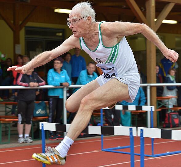 Rennt dem Alter davon: Hürdenläufer Guido Müller bei den Bayerischen Leichtathletik-Seniorenmeisterschaften 2014 in Elsenfeld.