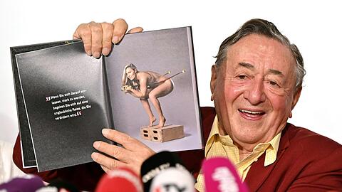 Noch voller Vorfreude: Richard Lugner zeigt zur Bekanntgabe des Ballgasts für den Wiener Opernball 2020 ein Buch mit einer Fotografie der ehemaligen Weltklasse-Skirennläuferin Lindsey Vonn.