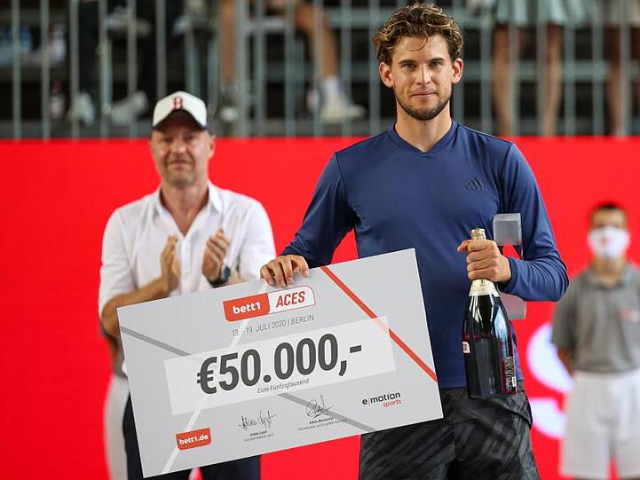 Dominic Thiem mit dem 50.000-Euro-Siegerscheck.