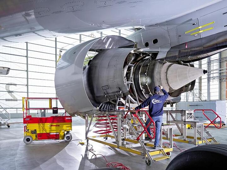 Ein Mitarbeiter arbeitet in einem Werk der MTU Aero Engines AG an einer Flugzeug-Turbine. Foto: -/MTU Aero Engines AG/dpa/Symbolbild