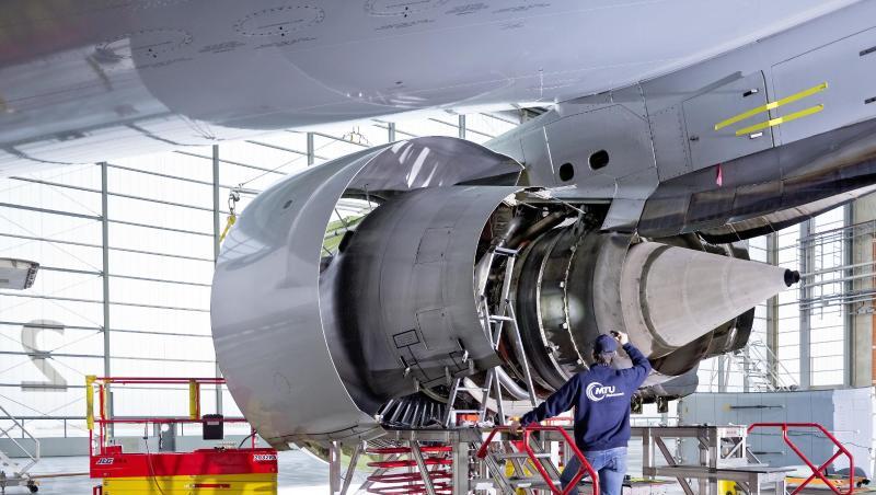 Ein Mitarbeiter arbeitet in einem Werk der MTU Aero Engines AG an einer Flugzeug-Turbine. Foto: -/MTU Aero Engines AG/dpa/Symbolbild
