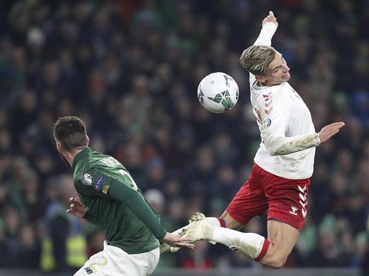 Dänemarks Jens Styger-Larsen (r) und der Ire Edna Stevens kämpfen um den Ball.