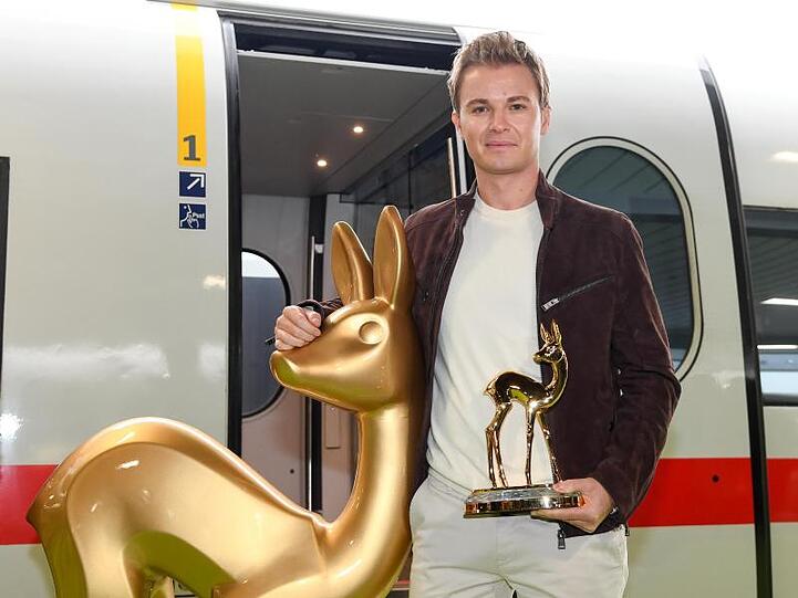 In sicheren Händen: Der ehemalige Formel-1-Weltmeister Nico Rosberg bringt die Bambis mit der Bahn von München nach Berlin.