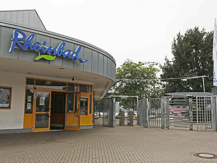 Eingangsbereich des Rheinbades: Nach einer erneuten Räumung wegen Randale führt das Schwimmbad nun eine Ausweispflicht für Besucher ein.