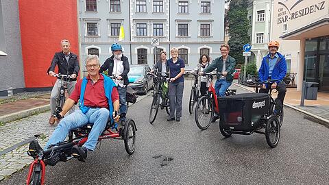 Bereit für die Fahrradtour durch Landshut (v.l.): Wilhelm Forster, Sprecher AG1 Soziale Stadt Nikola, Stadtrat Thomas Keyßner (Grüne), Siegfried Polsfuß, zweiter Vorsitzender des VCD Kreisverband Landshut, Magnus Stadler, Radverkehrsbeauftragter der Stadt Landshut, Roswitha Keil vom ADFC Landshut, Larissa Gerstenberger, Mobilitätsmanagerin der Stadt Landshut, James Thoem, Direktor der Copenhagenize Design Company, und Kai Gebhardt, Bereichsleiter Personal- und Sozialwesen bei Ebm-Papst Landshut.