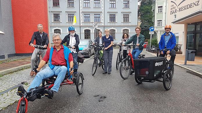Bereit für die Fahrradtour durch Landshut (v.l.): Wilhelm Forster, Sprecher AG1 Soziale Stadt Nikola, Stadtrat Thomas Keyßner (Grüne), Siegfried Polsfuß, zweiter Vorsitzender des VCD Kreisverband Landshut, Magnus Stadler, Radverkehrsbeauftragter der Stadt Landshut, Roswitha Keil vom ADFC Landshut, Larissa Gerstenberger, Mobilitätsmanagerin der Stadt Landshut, James Thoem, Direktor der Copenhagenize Design Company, und Kai Gebhardt, Bereichsleiter Personal- und Sozialwesen bei Ebm-Papst Landshut.