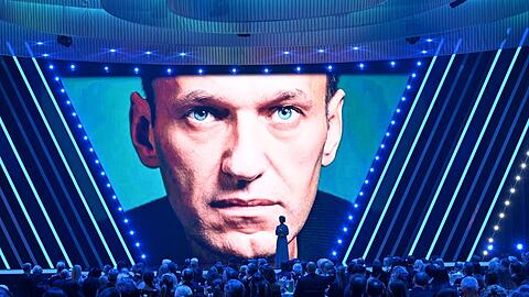 Alexej Nawalny hat im letzten Jahr einen Bambi in der Kategorie "Mut" bekommen. EU-Kommissionspr&auml;sidentin Ursula von der Leyen w&uuml;rdigte ihn dabei f&uuml;r "seine Hingabe f&uuml;r Freihheit, f&uuml;r Demokratie, f&uuml;r Menschenrechte".