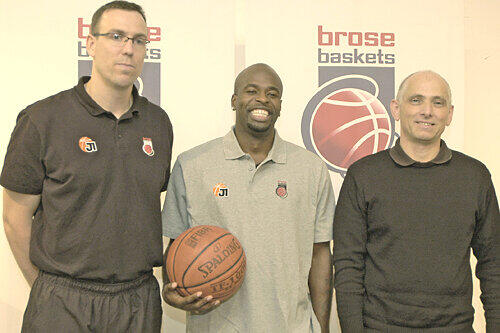 Bambergs neuer Superstar: Michael &bdquo;Hakim&ldquo; Jordan (Mitte) mit Brose-Coach Chris Fleming (links) und Manager Wolfgang Heyder.