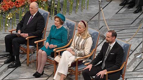 Bei der Friedensnobelpreis-Verleihung am 10. Dezember 2024 zeigte sich die royale Familie vereint: König Harald, Königin Sonja sowie das Kronprinzenpaar Mette-Marit und Haakon.