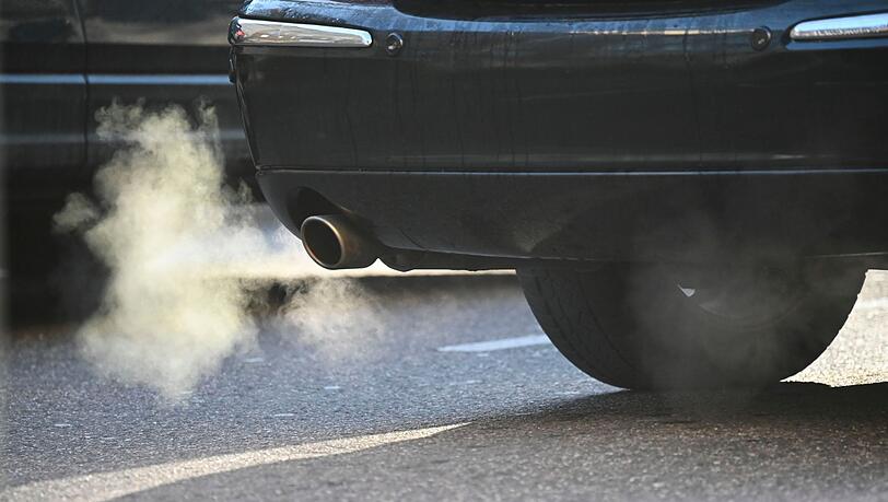 Die Deutsche Umwelthilfe will, dass BMW und Mercedes-Benz untersagt wird, in Zukunft Neuwagen mit klimasch&auml;dlichen Verbrennungsmotoren zu verkaufen. (Symbolbild)
