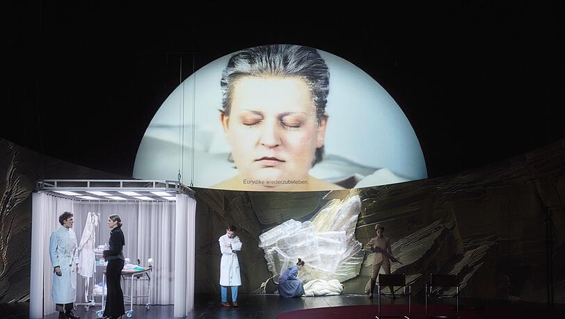 Die schon eingefrorene Eurydike (Annika Neugart) mit Konstantin Schumann, Franziska Hartmann, Enes Sahin, Andr&eacute; Benndorff und Anja Signitzer.