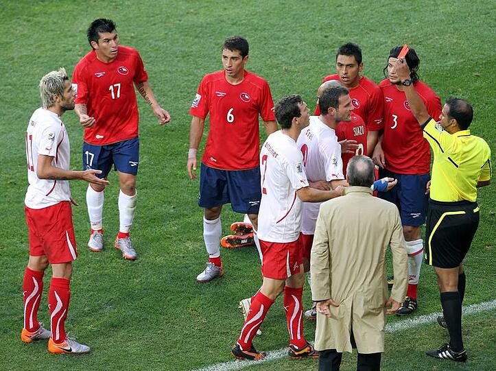 Schiedsrichter Khalil al Ghamdi (r) zeigt Valon Behrami (l) die Rote Karte.