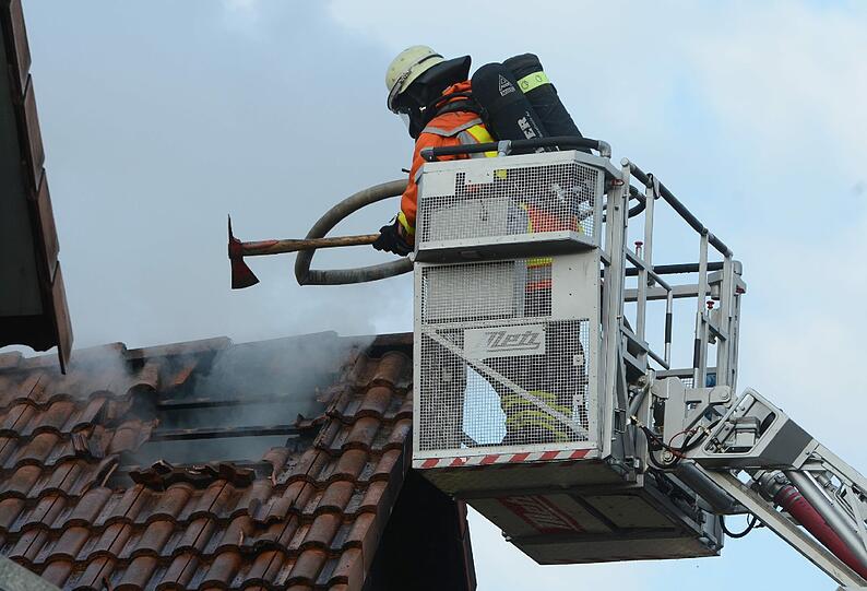 In den Flammen kamen mindestens acht Menschen ums Leben, darunter sieben Kinder. Die Bilder von den Löscharbeiten.