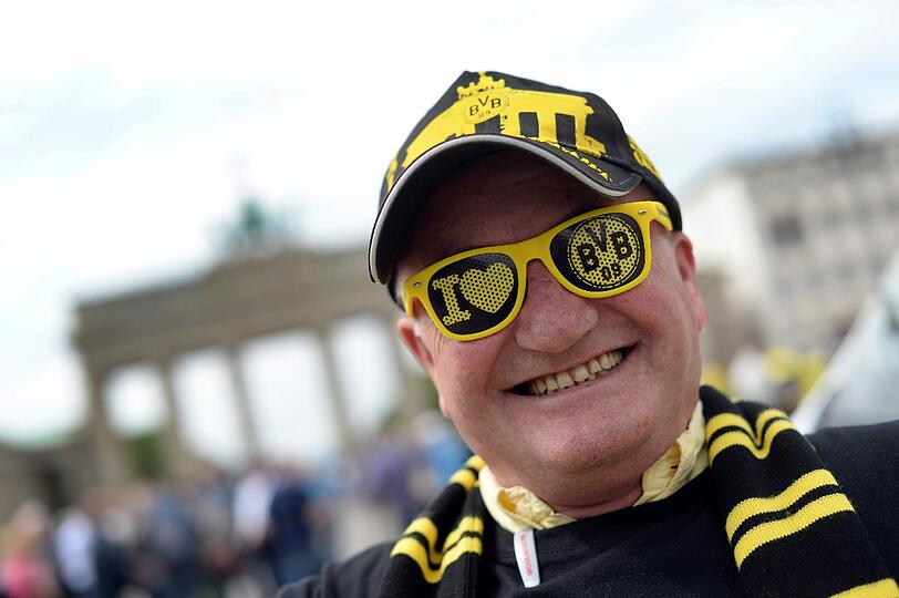 Passend hat er auch ein schwarz-gelbes Accessoire dabei...