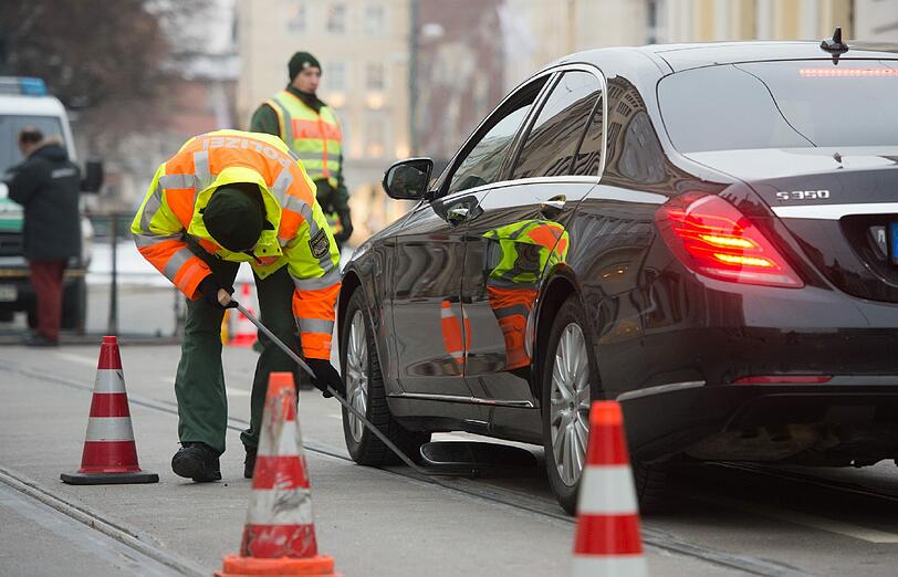 Am Freitag um 6 Uhr ging's los: Auf den Dächern sind Scharfschützen postiert. Absperrgitter blockieren die Zufahrtsstraßen. Rund um den Bayerischen Hof patrouillieren Polizisten mit Bombendetektoren und Spürhunden.