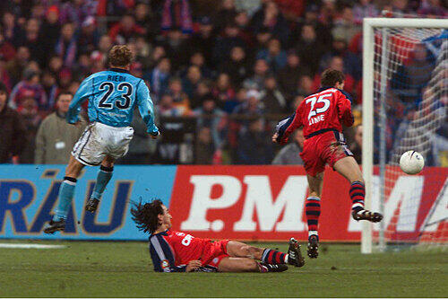 27.11.99: Thomas Riedl erzielt das 1:0 für die Löwen im Derby gegen den FC Bayern. Durch das Tor gewann der TSV zum ersten mal seit 22 Jahren wieder gegen den Stadtrivalen.