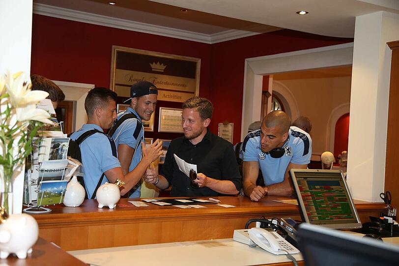 Krisztian Simon, Vitus Eicher, Fejsal Mulic nach der Ankunft der Löwen im Teamhotel in Bad Häring.