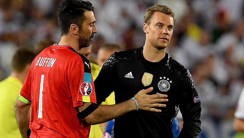 Welttorhüter unter sich: Gianluigi Buffon und Manuel Neuer, hier im Viertelfinale der Europameisterschaft 2016. Deutschland bezwang Italien im Elfmeterschießen. Welttorhüter unter sich: Gianluigi Buffon und Manuel Neuer, hier im Viertelfinale der Europameisterschaft 2016. Deutschland bezwang Italien im Elfmeterschießen.