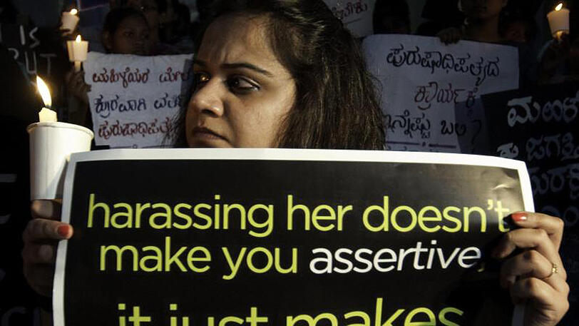Eine Aktivistin der Indian Women Rights demonstriert in Bangalore gegen die Vergewaltiger.
