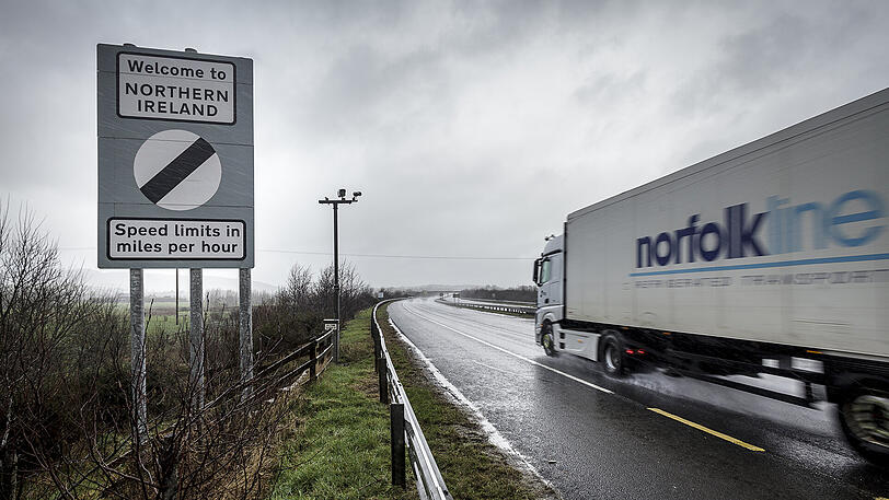 Ein LKW fährt auf der Autobahn durch die Grenze zwischen Irland und Nordirland.