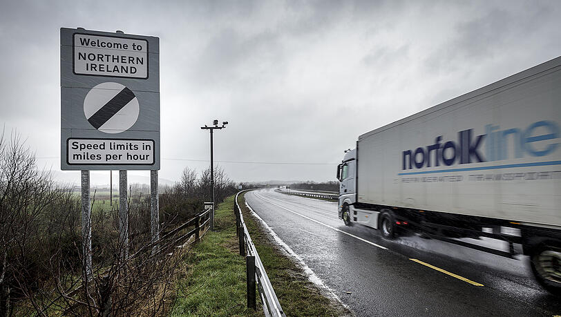Ein LKW fährt auf der Autobahn durch die Grenze zwischen Irland und Nordirland. Ein LKW fährt auf der Autobahn durch die Grenze zwischen Irland und Nordirland.