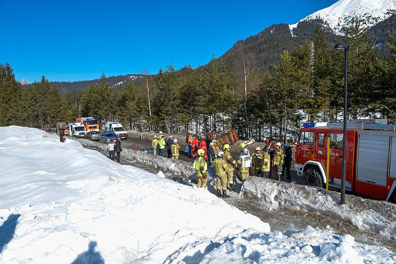 Bei einem Unfall mit einer Kutsche auf der Leutascher Straße in Reith bei Seefeld wurden vier Menschen verletzt. Die Bilder vom Unfallort.