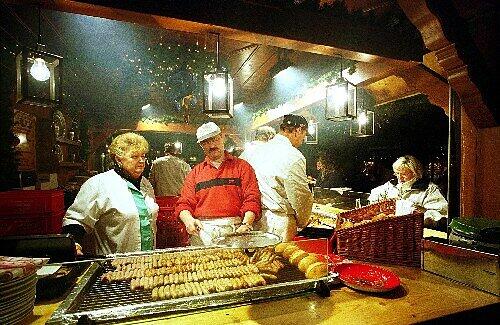 Nürnberg: Christkindlmarkt, Bratwurststand