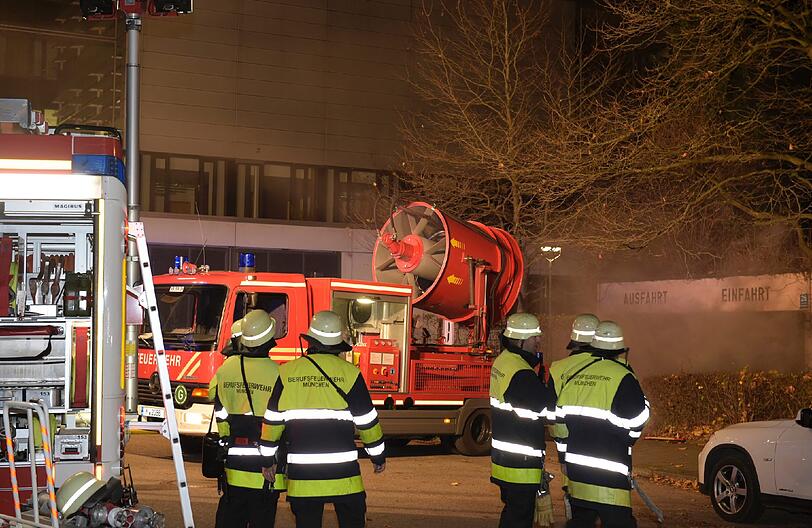 Feuerwehreinsatz in der Arno-Assmann-Straße. Unbekannte haben mehrere Autos in Brand gesetzt.