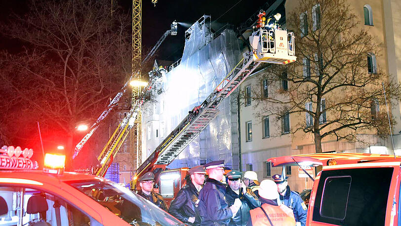 Bei dem Großbrand in Schwabing entsteht ein Millionenschaden. Die Feuerwehr ist mit 120 Mann vor Ort.