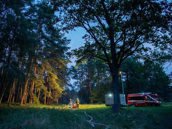 Das Löschwasser muss über lange Schläuche in Richtung Waldbrand geleitet werden.