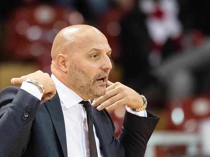 Sasa Djordjevic, damals Trainer von Bayern München, gestikuliert am Spielfeldrand. Foto: Matthias Balk/Archivbild