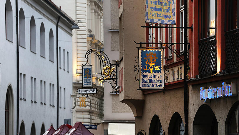 Alle Wege am Platzl führen zum Hofbräuhaus. Wer anderes Bier mag, ist allerdings ebenfalls gut bedient, wie diese Nasenschilder beweisen.