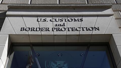 Einer Studie zufolge nutzen etliche US-Unternehmen die Zollerhöhungen, um ihre Preise noch mehr anzuheben und so ihre Gewinne zu steigern. (Symbolbild)