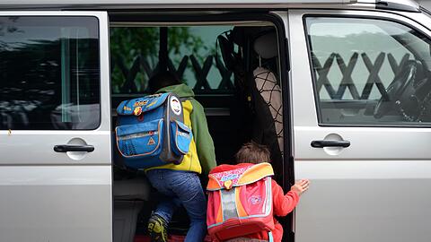 Nach Angaben der DAK sind viele Kinder im Auto noch immer Zigarettenrauch ausgesetzt. (Symbolbild)