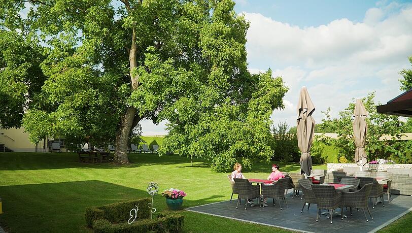 Zum Landhotel Zur Jurah&ouml;he geh&ouml;rt auch ein gro&szlig;er Garten.