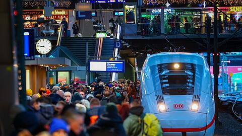 Die Deutsche Bahn muss laut einem Beschluss der Bundesnetzagentur auf hochbelasteten Strecken im Fernverkehr mehr Platz f&uuml;r die Konkurrenz machen. (Archivbild)