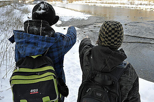 Fritz (links) und ein Freund am Tatort an der Isar