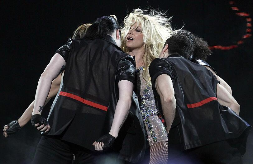 Am Sonntagmorgen (Ortszeit) stellte Britney Spears ihr neues Album "Femme Fatale" in der ABC Show "Good Morning America" vor. Sie zeigte sich dem Live-Publikum in San Francisco dabei sexy wie eh und je.