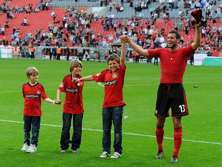 Emotionaler Anschied in Leverkusen. Michael Ballack reihte seine drei Söhne Jordi, Emilio und Louis auf.