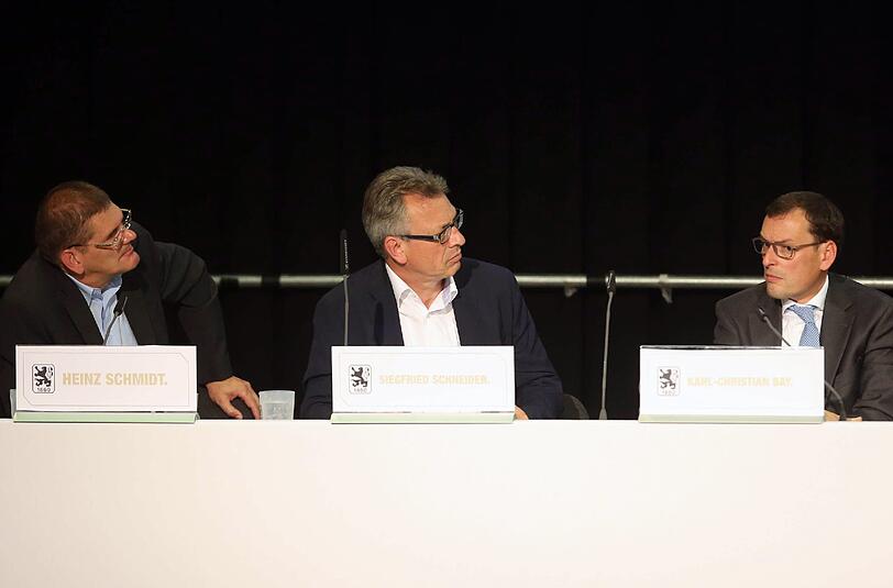 Die Mitglieder haben entschieden: Heinz Schmidt (l.) bleibt vorerst Löwen-Präsident.