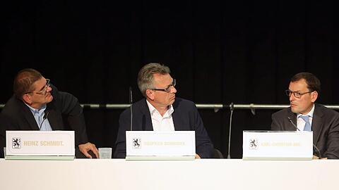 Die Mitglieder haben entschieden: Heinz Schmidt (l.) bleibt vorerst Löwen-Präsident.