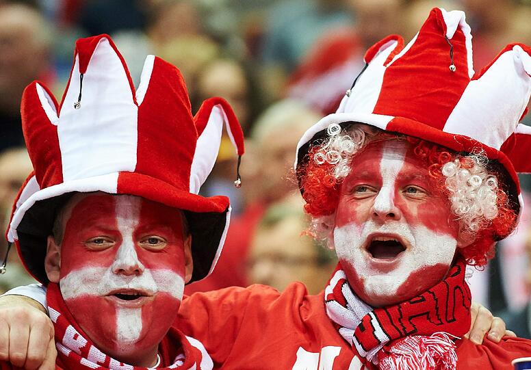 Schrille Outfits, skurrile Masken, schräge Typen, ausgelassene Stimmung: Bei der Handball-Europameisterschaft geben die Fans für ihre Teams tatsächlich alles. Die Bilder aus Polen...