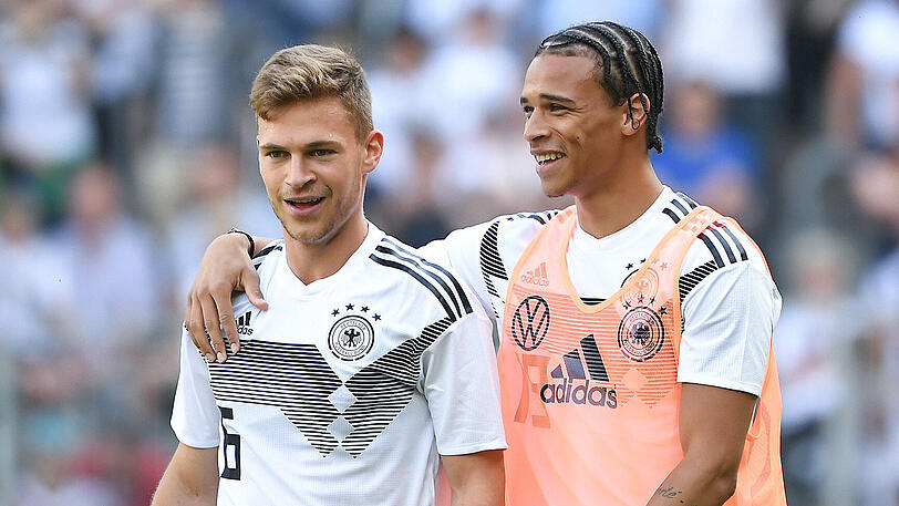 Sie sollen die Zukunft des FC Bayern entscheidend mitbestimmen: Joshua Kimmich (li.) und Wunschspieler Leroy Sané (re.). Außerdem: Sportdirektor Hasan Salihamidzic und Vorstand Oliver Kahn.