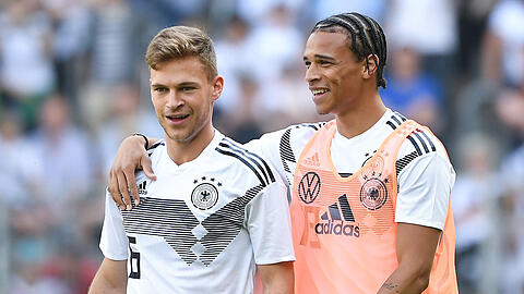 Sie sollen die Zukunft des FC Bayern entscheidend mitbestimmen: Joshua Kimmich (li.) und Wunschspieler Leroy Sané (re.). Außerdem: Sportdirektor Hasan Salihamidzic und Vorstand Oliver Kahn.